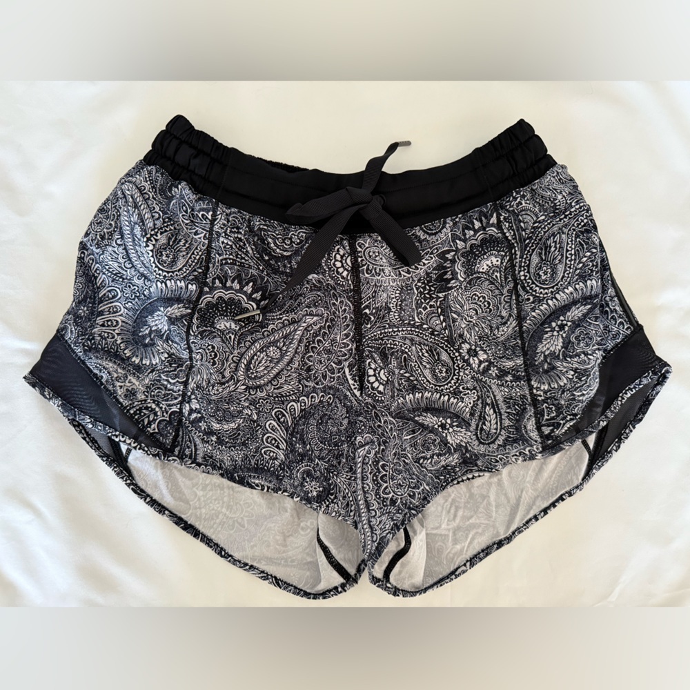 Lululemon Hotty Hot Short Mini Antique Paisley White Black / Black Size 6